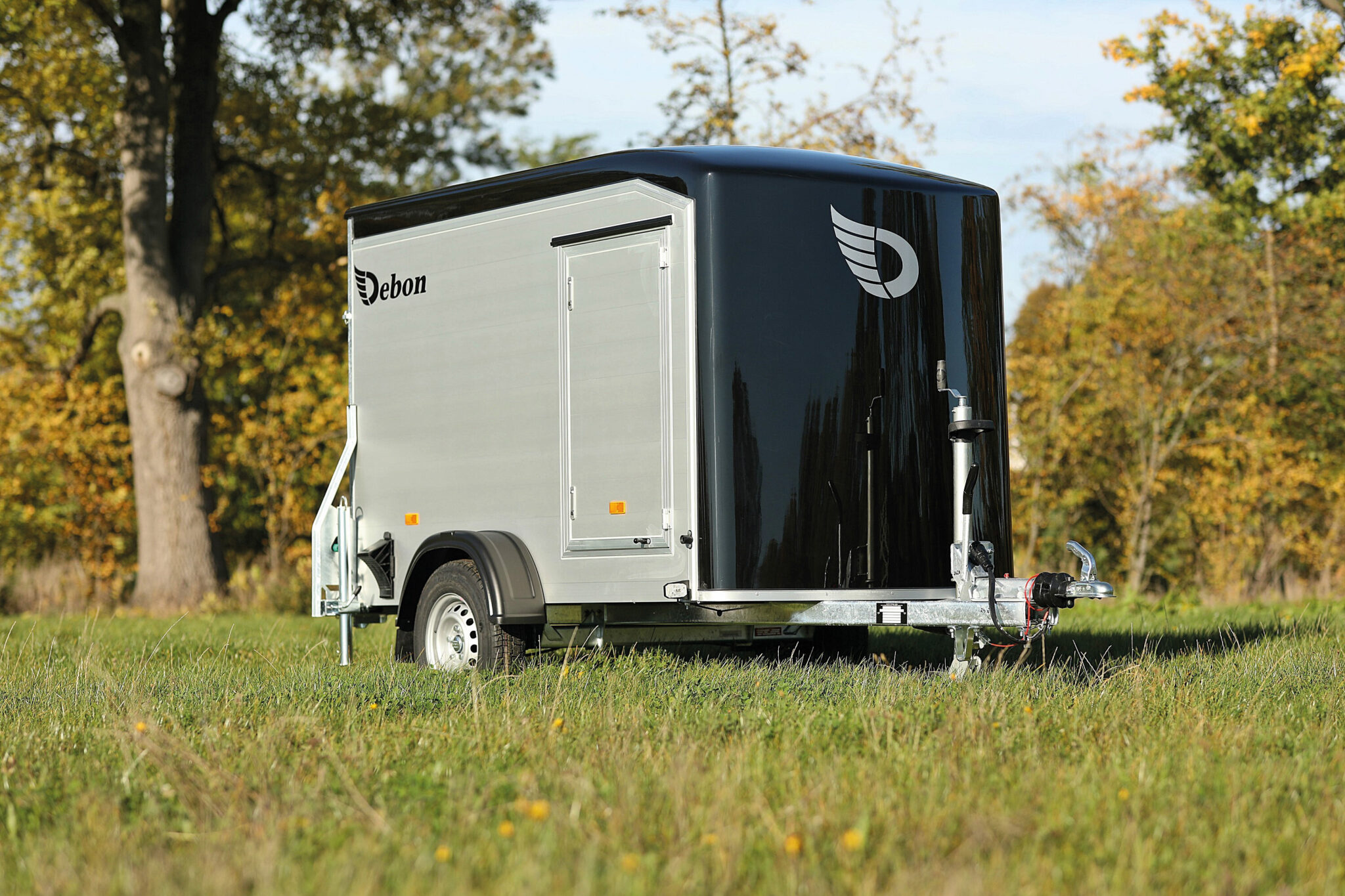 Debon trailer transport in field black avant