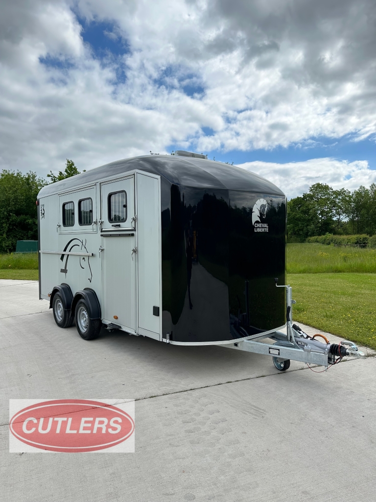 Cheval Liberté Maxi 3 Living horse trailer side view with side loading ramp enclosed