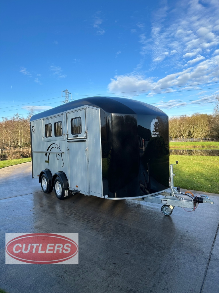 Cheval Liberté Maxi 3 living horse trailer for sale UK with rear ramp loading and side unloading ramp herringbone stalls