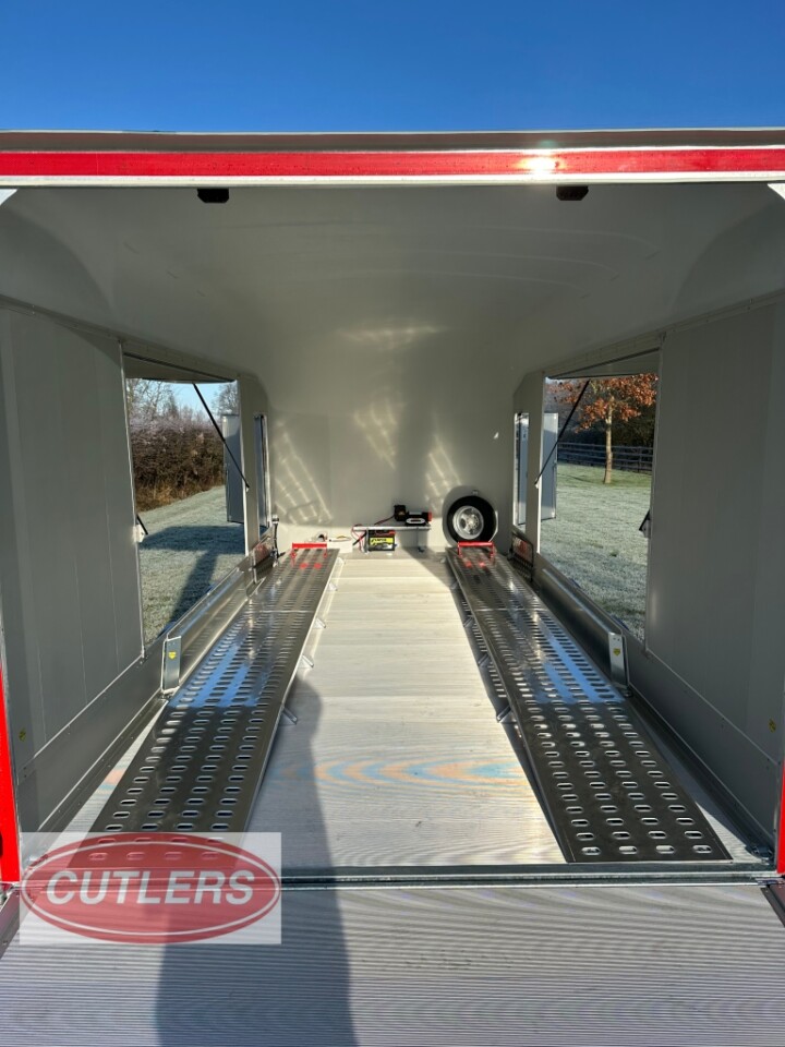 internal side rail system running along trailer wall Debon C2000 transporter