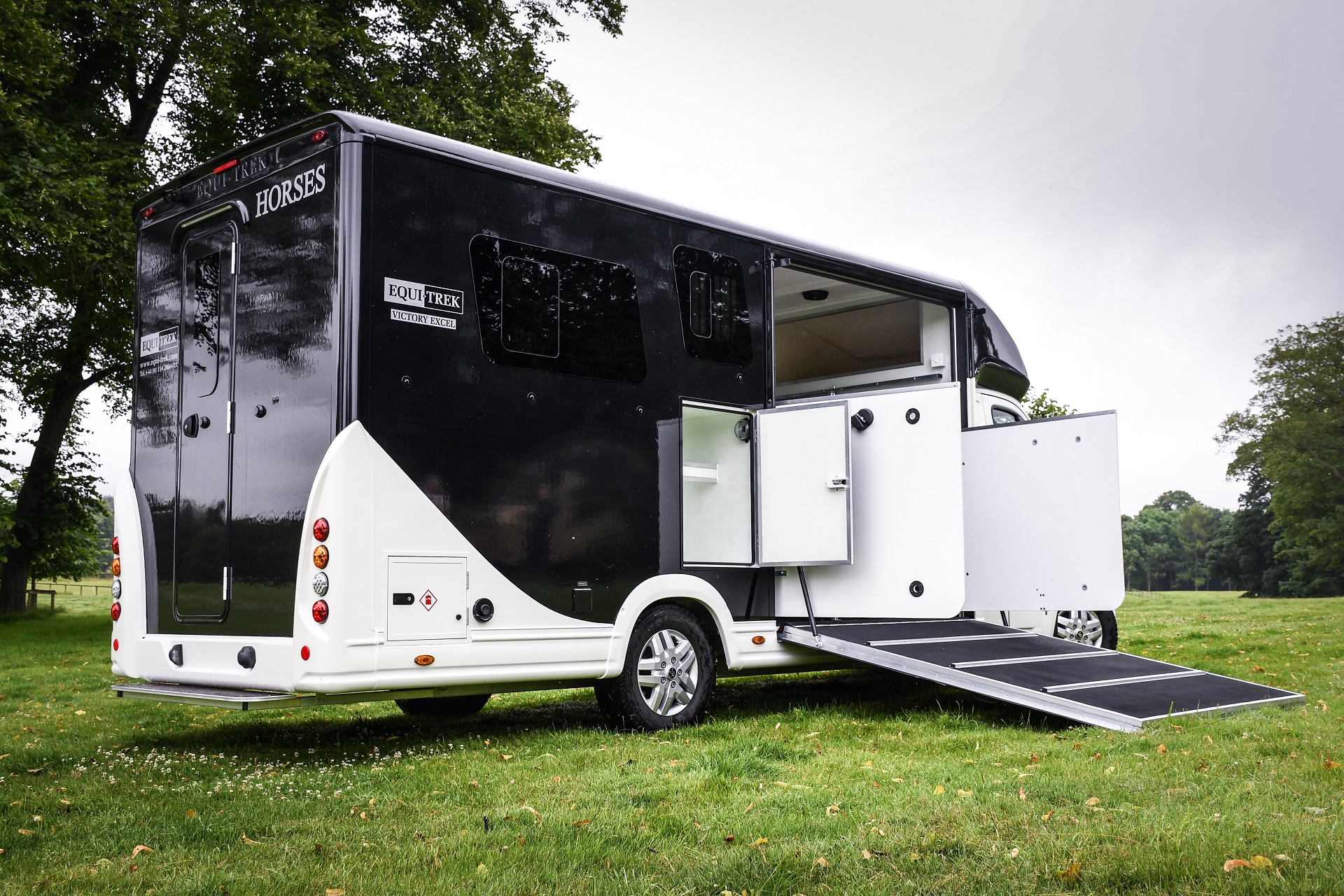 Horse transport trailer with enclosed body and large capacity for multiple horses